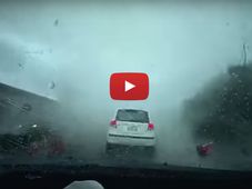 वीडियो• टॉरनेडो का आतंक, हवा में उड़ गई कार
