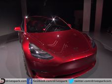 टेस्ला मॉडल 3 : इस छोटी सी इलेक्ट्रिक कार की कीमत है 23 लाख रुपये, भारत में आते ही मची धूम