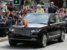 PICS : देखिए किस शाही अंदाज में रेंजरोवर पर क्‍वीन एलिजाबेथ द्वितीय ने मनाया अपना 90वां जन्‍मदिन 