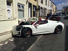 शादी के लिए किराए पर ली 2.3 करोड़ क‍ी फरारी का हुआ एक्सिडेंट, चुकाना पड़ा 24 लाख का हर्जाना 