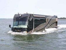 पानी में तैरने और जमीन पर दौड़ने वाली 330 हॉर्सपॉवर वाली यह है दुनिया की पहली और अनूठी बस !