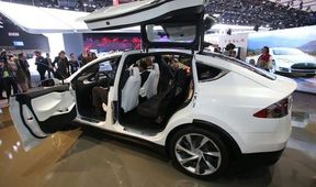 Tesla Model X : ये है टेस्ला की पहली इलेक्ट्रिक एसयूवी, जानिए इसकी खूबियों के बारे में 