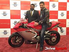 पिक्चर गैलरी : देखिए 998cc के दमदार इंजन वाली एमवी अगस्ता एफ4 की लॉन्चिंग तस्वीरें (21 तस्वीरें)