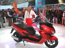 नई एक्सेसरीज़ के साथ सामने आई इंडियन स्काउंट टूरिंग लग्‍ज़री बाइक