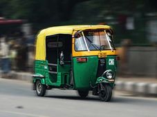 ओला और ऊबर सरीखी कैब सर्विस कंपनियों पर बैन को लेकर ऑटोरिक्‍शा यूनियन की दिल्‍ली में आज हड़ताल