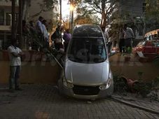 हमारे कार्यालय में क्रश हो गई Mahindra E2o, जानिए वास्तव में क्या हुआ?