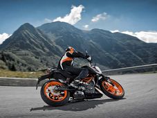 OMG: बीएस-3 के साथ 1.5 लाख रूपए में अब भी उपलब्ध है KTM Duke 390?