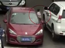 VIDEO: जब दो चलती कारों के बीच आई छोटी बच्ची! 