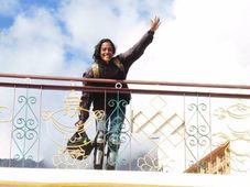 ये लड़की कोई ग्लैमरस अभिनेत्री नहीं पर रेस की मलिका जरूर है...