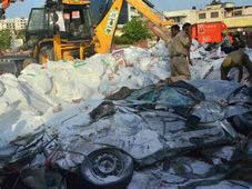 Video- नमक के ट्रक में दफन होकर लोहे की सीट बनी Maruti Swift, मलबा हटा तो मिली 5 लाश