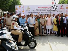 हरियाणा की महिला पुलिसकर्मियों को गिफ्ट में मिले 100 हीरो ड्यूट स्कूटर