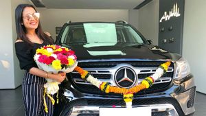 मशहूर सिंगर नेहा कक्कड़ ने खरीदी लग्ज़री मर्सिडीज बैंज SUV - कीमत सुन हैरान हो जाएंगे