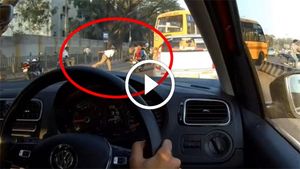 बिना हेलमेट बाइक चलाया तो समझो चप्पल से मार खाया - देखें वीडियो