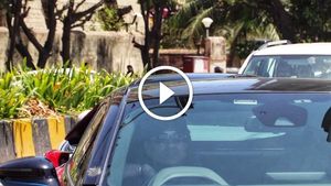 मुंबई की सड़कों पर BMW i8 दौड़ाते नजर आए सचिन तेंदुलकर - देखें विडियो