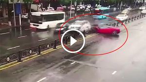 लगभग £500,000 के कीमत वाली Ferrari 458 का शोरूम से निकलते ही हुआ एक्सीडेंट