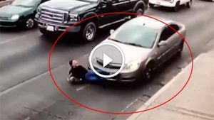 हाई हील में सड़क पर फिसली महिला आई कार के नीचे - देखें विडियो