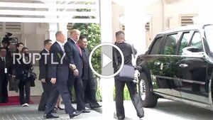 Donald Trump ने Kim Jong-Un को दिखाई अपनी Cadillac One “Beast” कार - देखें विडियो