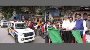 अब महिंद्रा TUV300 से दौडेगी मुंबई पुलिस - CM ने खुद दिखाई हरी झंडी