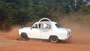 हिंदुस्तान एम्बैस्डर का ऐसा स्टंट न देखा होगा - विडियो