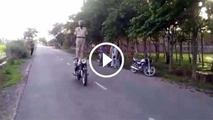 सीट पर खड़े होकर रॉयल एनफील्ड को दौड़ाई 84 किलोमीटर - देखें विडियो