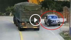 ट्रक का टायर उड़कर गिरा कार पर - फिर देखिये क्या हुआ