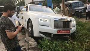 7 करोड़ की नई-नई रोल्स रॉयस घोस्ट का पहली ही ड्राइव में हुआ एक्सीडेंट