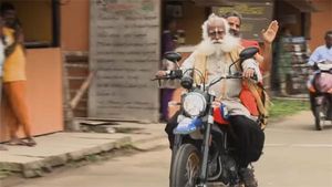 जब बाबा रामदेव और सदगुरू ने दौड़ाई Ducati Scrambler सुपरबाइक