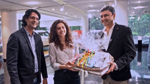 जीप कम्पास डीलरशिप के कर्मचारियों ने दिया तापसी पन्नू को सरप्राइज, पढ़ें यहां