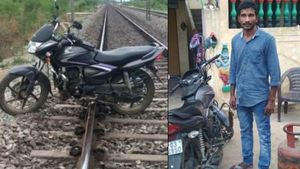 ट्रेन की पटरी पर बाइक रख बनाया था वीडियो, पुलिस ने किया गिरफ्तार