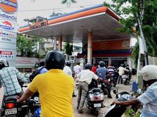 उत्तर प्रदेश में पेट्रोल व डीजल के कीमत में भारी बढ़त, जानिए कितना पड़ा आपकी जेब पर बोझ