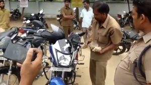 हीरो स्पेलेंडर में गैरकानूनी रूप से लगवाई थी एलईडी लाइट, पुलिस ने पत्थर से तोड़ा