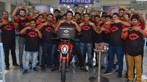 रिवोल्ट आरवी400 इलेक्ट्रिक बाइक भारत में 28 अगस्त को होगी लॉन्च, उत्पादन हुआ शुरू