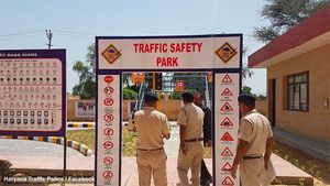 हरियाणा ट्रैफिक पुलिस ने चलाया जागरूकता अभियान, फूल बांट कर कहा नियम का पालन करें