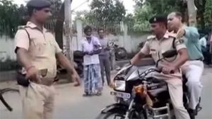 बिना हेलमेट डिस्ट्रिक्ट मजिस्ट्रेट कर रहे थे बाइक की सवारी, ट्रैफिक पुलिस ने रोका