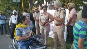 2000 महिलाओं का कटा चालान, बिना हेलमेट के चला रही थी गाड़ी 