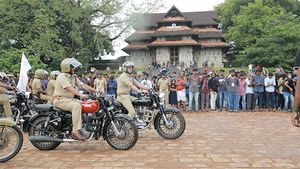 मॉडिफाइड बाइक में रैली कर पुलिस वालों ने किया कानून का उल्लंघन, लोग कर रहे कड़ी कार्रवाई की मांग