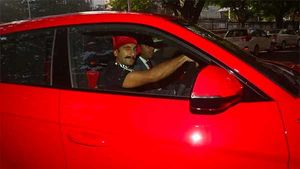 बॉलीवुड एक्टर्स चलाते हैं करोड़ों की कार, कीमत आपको कर देगी हैरान