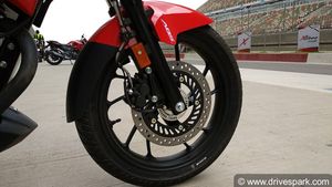 बाइक में दिए जाने वाले ये सेफ्टी फीचर्स हैं बहुत जरूरी, जानिए कैसे बचाते हैं आपकी जान