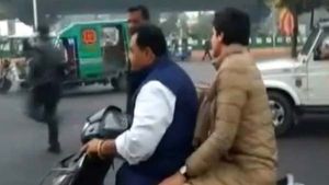 बिना हेलमेट पहने पार्टी कार्यकर्ता संग प्रियंका गांधी कर रहीं थी सफर, कटा 6100 रुपये का चालान