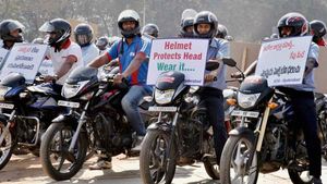 दो हेलमेट दिए जाएं वरना वाहनों का रजिस्ट्रेशन करेंगे बंद, बाम्बे हाईकोर्ट ने दिए निर्देश
