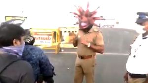 कोरोना हेलमेट पहनकर पुलिस लोगों को कर रही जागरूक, घर से निकलने के लिए कर रहे मना