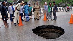 सड़को के गड्ढे की शिकायत के लिए बनाया जाएगा मोबाइल ऐप, संसदीय समिति ने दिया आदेश