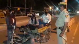 कोरोना लॉकडाउन: रिक्शा ट्रॉली में स्कूटर का इंजन लगा तय करने निकले 1200 किमी का सफर