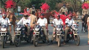 कोरोना वायरस से बचाव के लिए हैदराबाद ट्रैफिक पुलिस ने निकाली रैली, पहने कोरोना हेलमेट