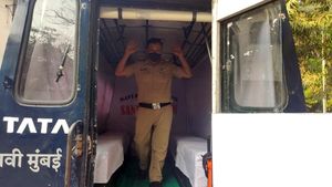 कोरोना महामारी: मुंबई पुलिस अब हमेशा रहेगी सुरक्षित, वैन को ही बनाया सैनिटाईजेशन यूनिट