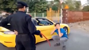 लाॅकडाउन में स्पोर्ट्स कार से घूम रहे लड़के की पुलिस ने ऐसे लगाई क्लास, देखें वीडियो