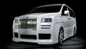 टोयोटा की एमपीवी को मॉडिफाई कराकर बनाया रोल्स रॉयस, देखे तस्वीरें