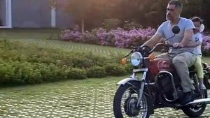 क्या आपने देखा है महेंद्र सिंह धोनी की बाइकों और कारों का म्यूजियम, देखें वीडियो