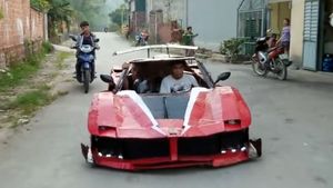 तीन लड़कों ने सिर्फ 15,000 रुपये में बनाई फरारी जैसी कार, जाने कैसे किया तैयार