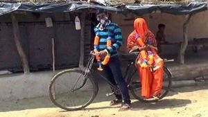 लॉकडाउन: उत्तर प्रदेश के व्यक्ति ने नहीं टाली शादी, 100 किलोमीटर साइकिल चलाकर लाया दुल्हन